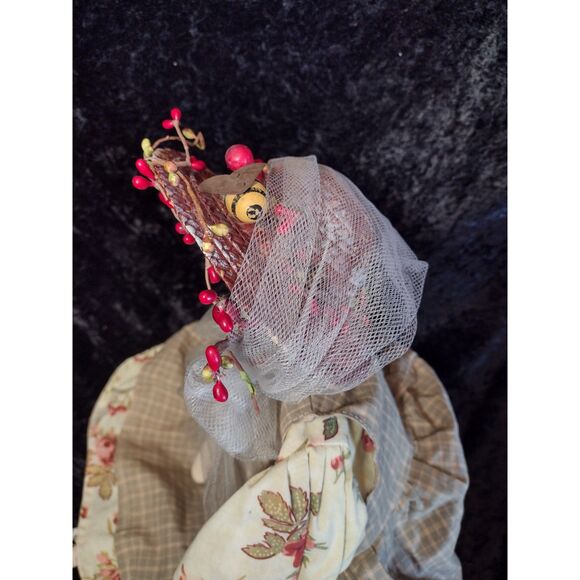 Vintage Primitive Folk Art Beekeeper Tender Heart Treasures‎ Honey Bee Doll 2001 - Picture 4 of 11